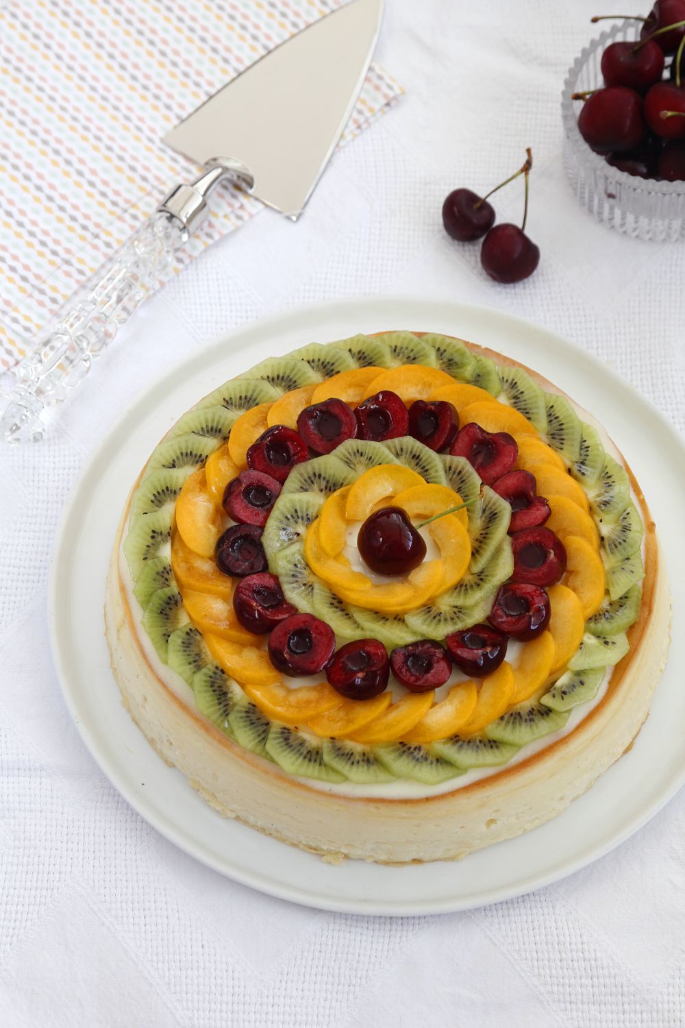 עוגת גבינה אפויה עם פירות | צילום: נטלי לוין