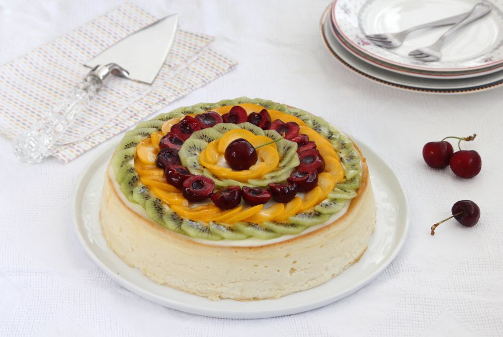 עוגת גבינה אפויה עם פירות | צילום: נטלי לוין