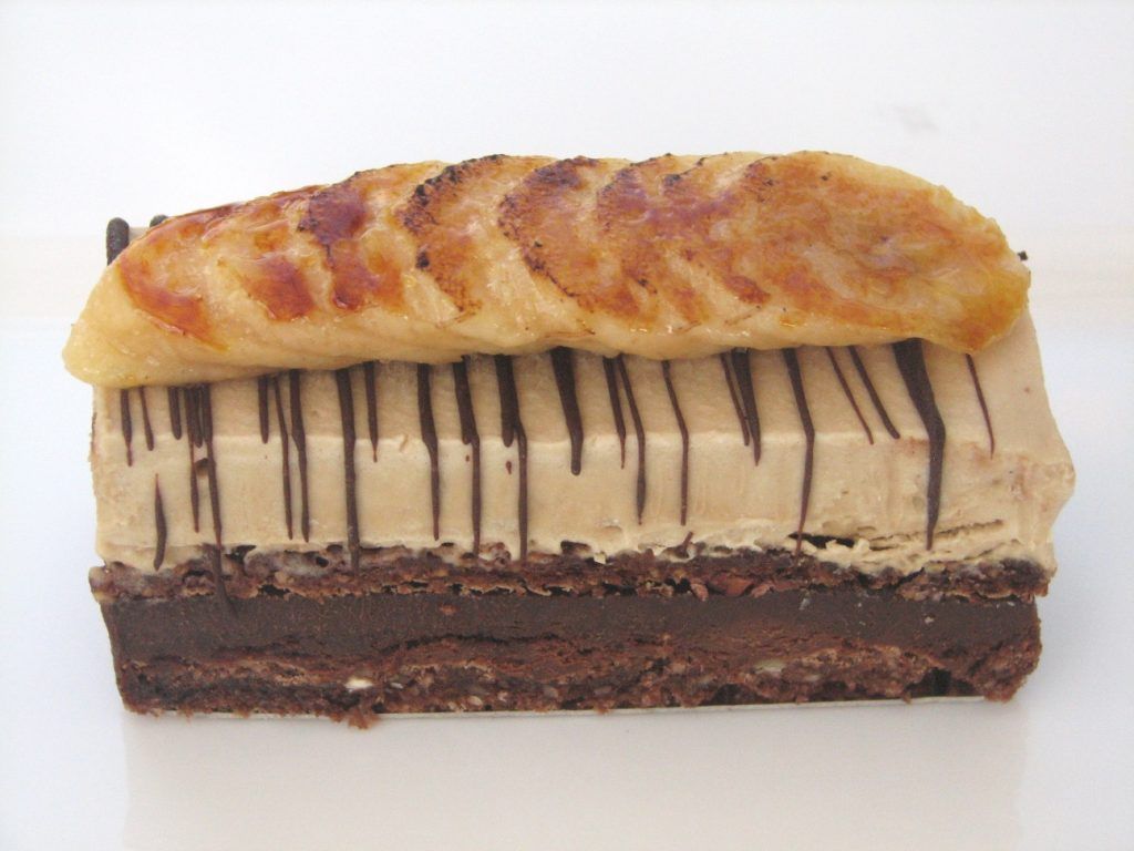 עוגת שוקולד עם קרם קפה ובננות מקורמלות