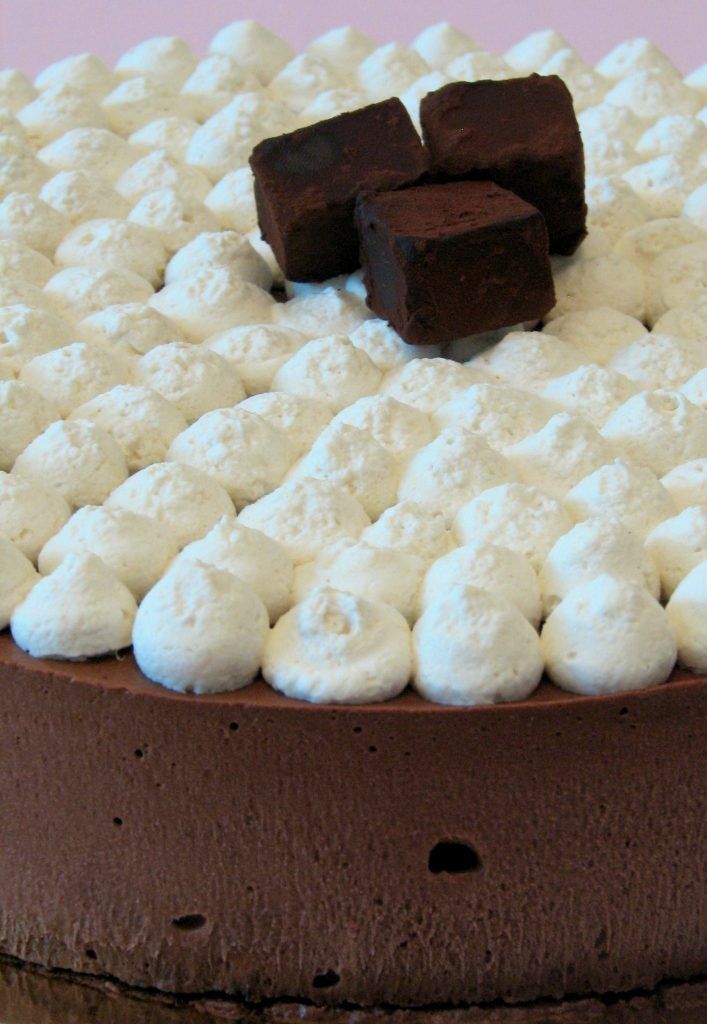עוגת מוס שוקולד וקפה עם טראפלס