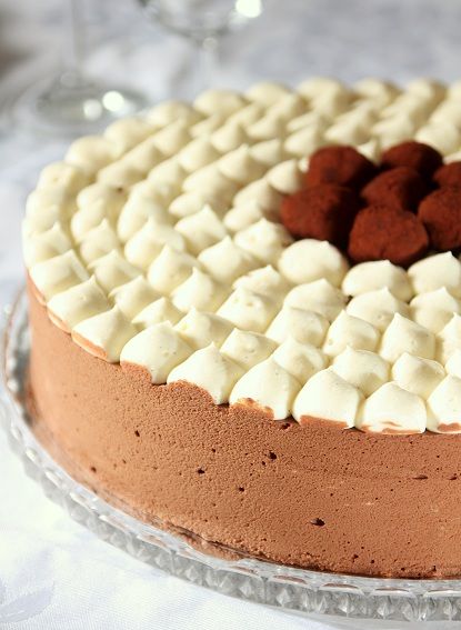 עוגת מוס שוקולד עם קרם פטיסייר ואגוזי לוז | צילום: נטלי לוין