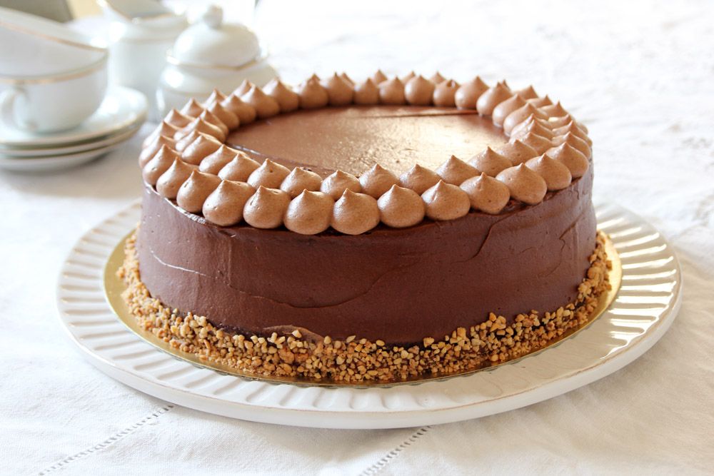 עוגת שוקולד וקרמל עם אגוזי לוז | צילום: נטלי לוין