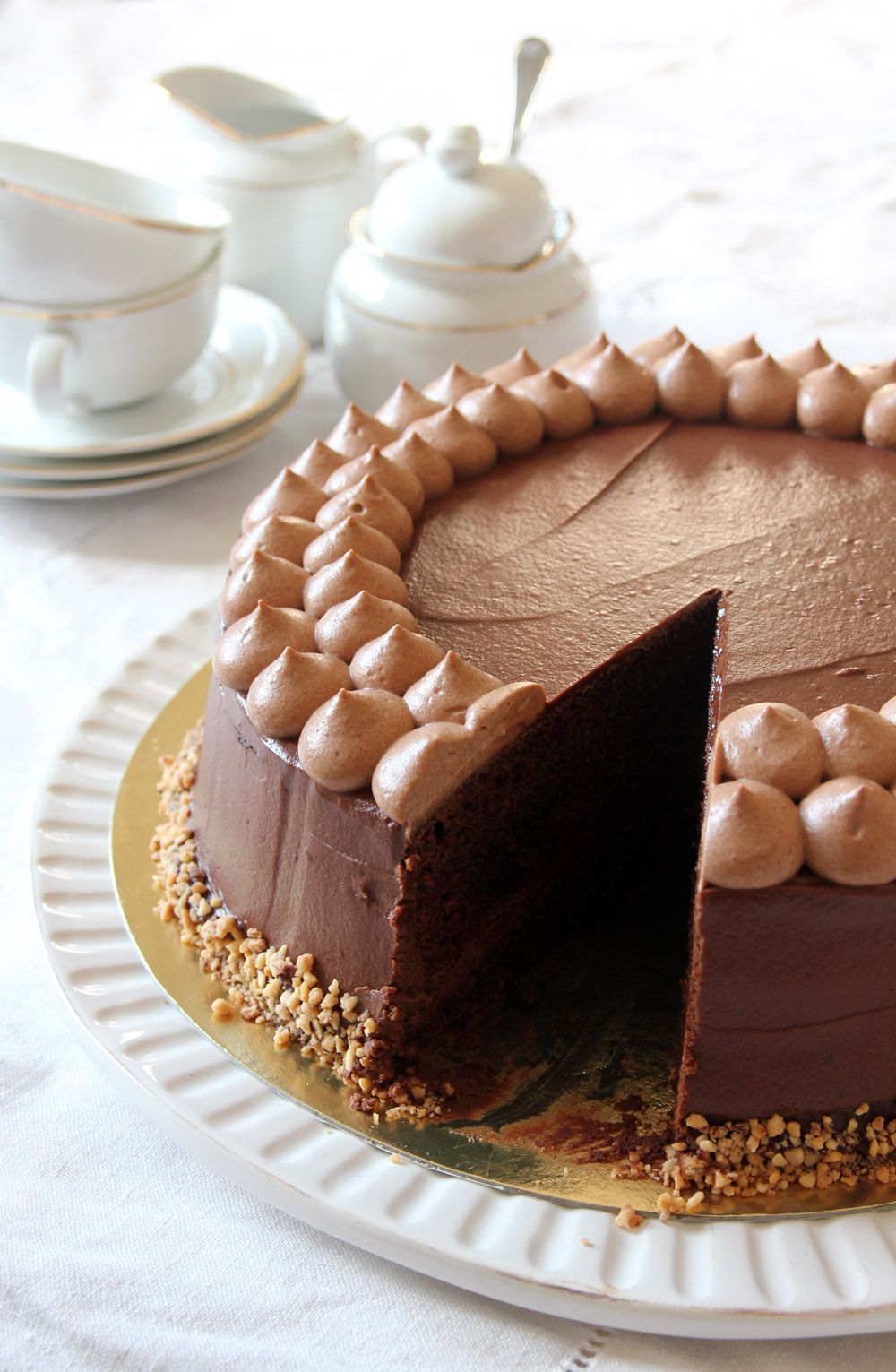 עוגת שוקולד וקרמל עם אגוזי לוז | צילום: נטלי לוין