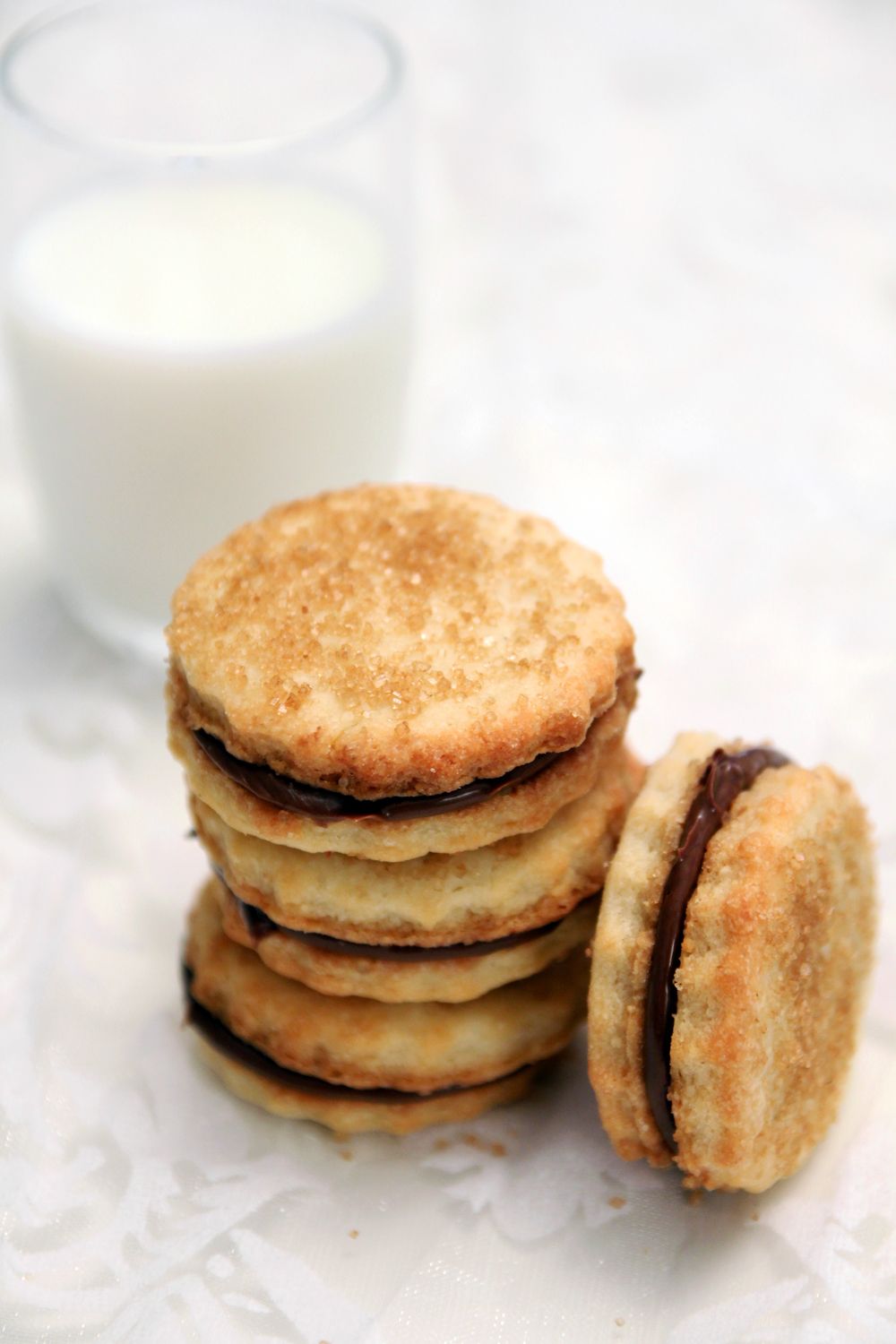 עוגיות סנדוויץ' שקדים במילוי שוקולד | צילום: נטלי לוין