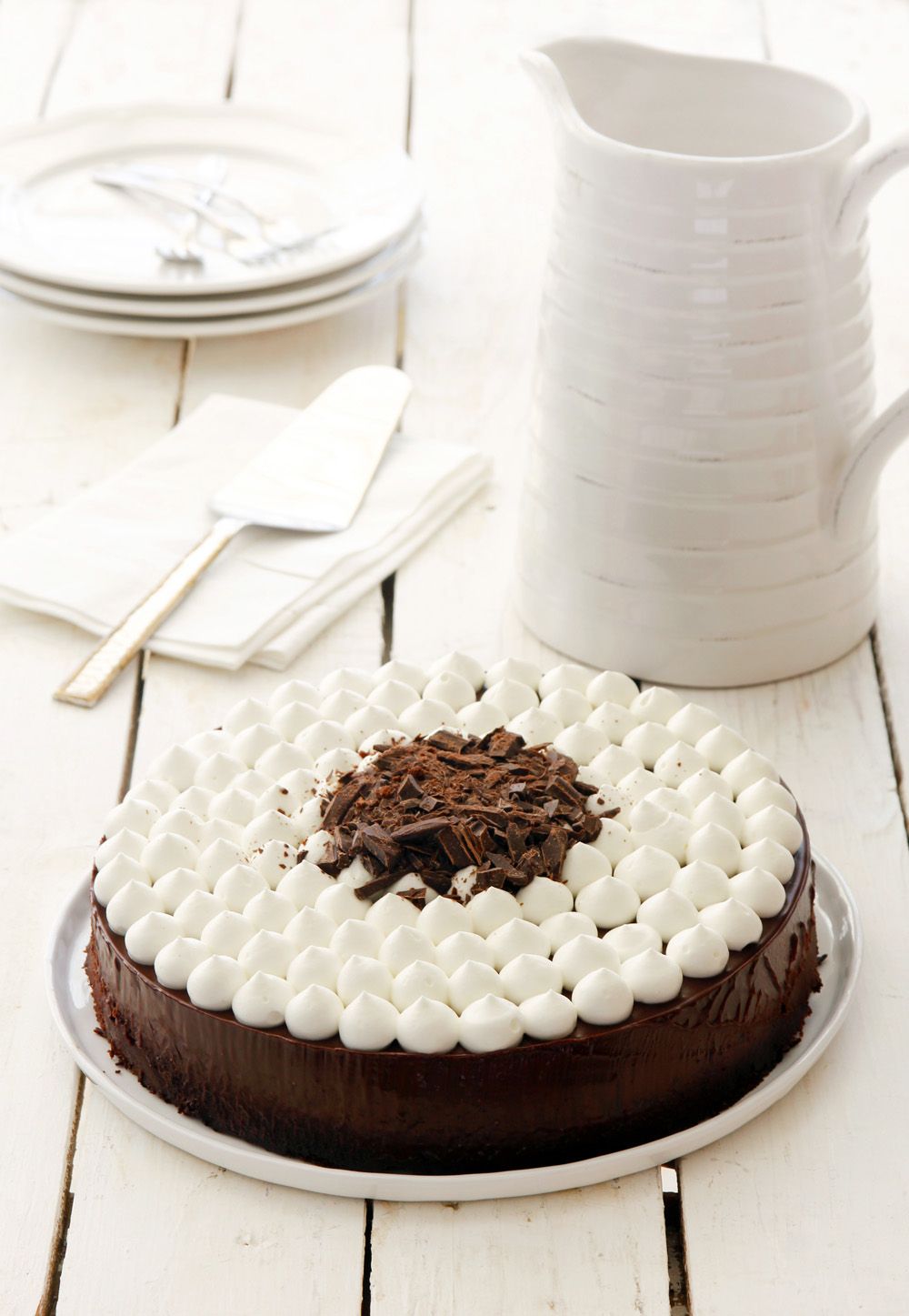 עוגת שוקולד מהירה עם ענני קצפת | צילום: נטלי לוין
