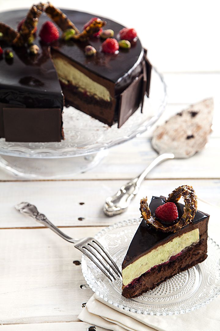 עוגת מוס שוקולד ופיסטוק עם פטל | צילום: אסף אמברם