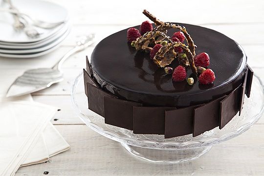 עוגת מוס שוקולד ופיסטוק עם פטל | צילום: אסף אמברם