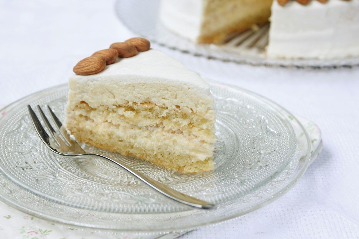 עוגת שקדים וקוקוס במילוי פטיסייר דבש
