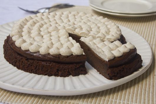 עוגת שוקולד ודבש עם קצפת קינמון