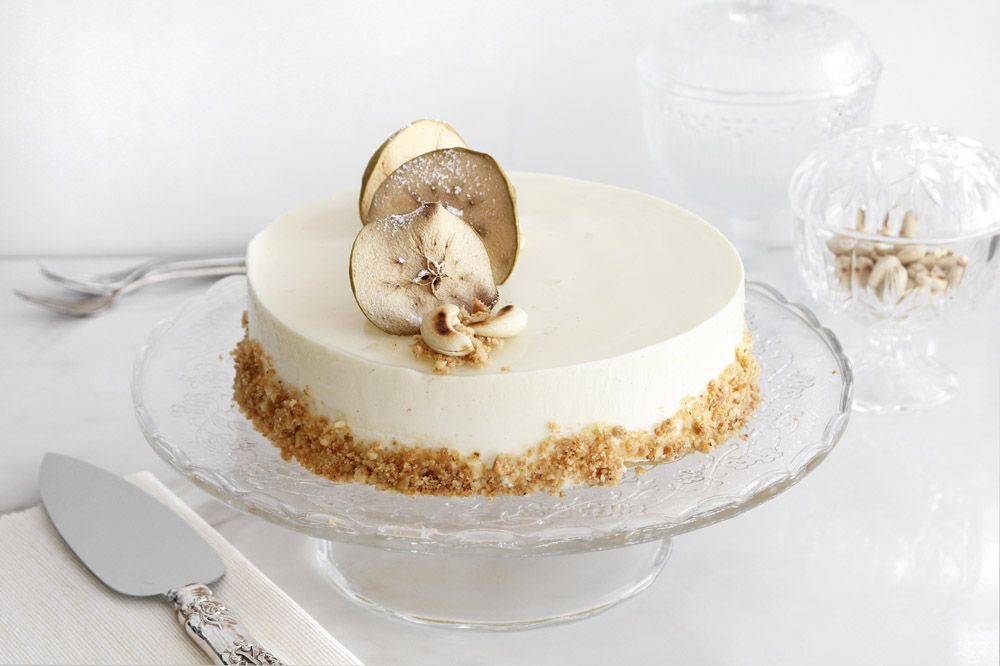 Vanilla Mousse Cake with Apples and Cashew